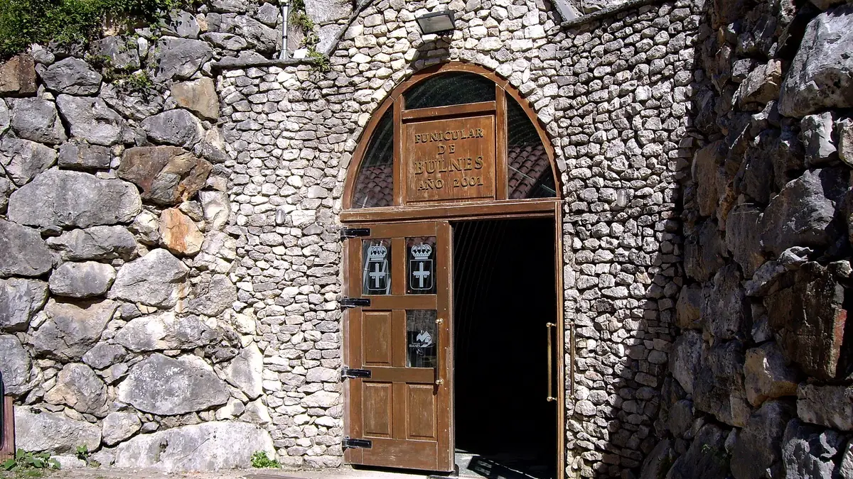 Bulnes (subida en funicular, visita miradores y descenso hasta Poncebos)