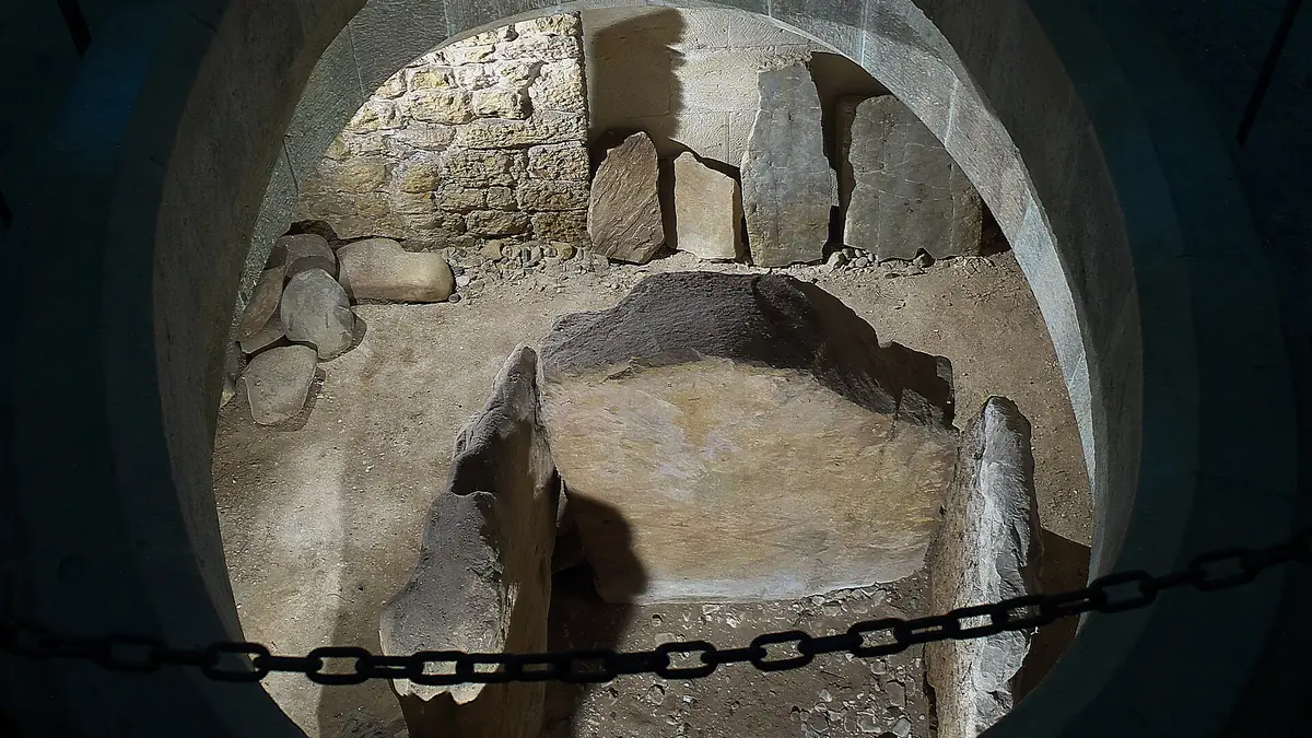 Dolmen y Capilla de Santa Cruz