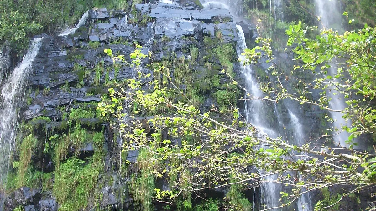 ASTURIAS. Santa Eulalia de Oscos. Cascada de Seimeira y Valle del Desterrado desde área recreativa de Pumares.