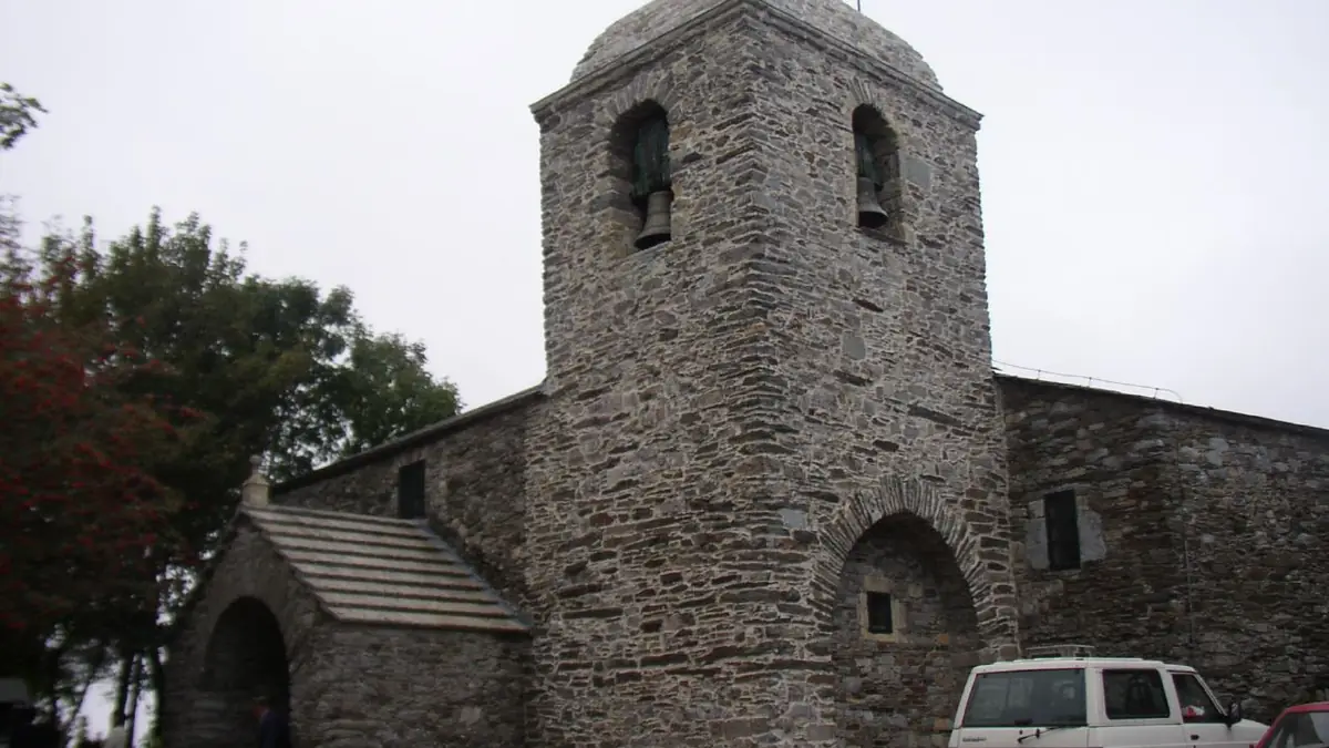 Teso Da Cruz y Iglesia de Santa María la Real desde O Cebreiro