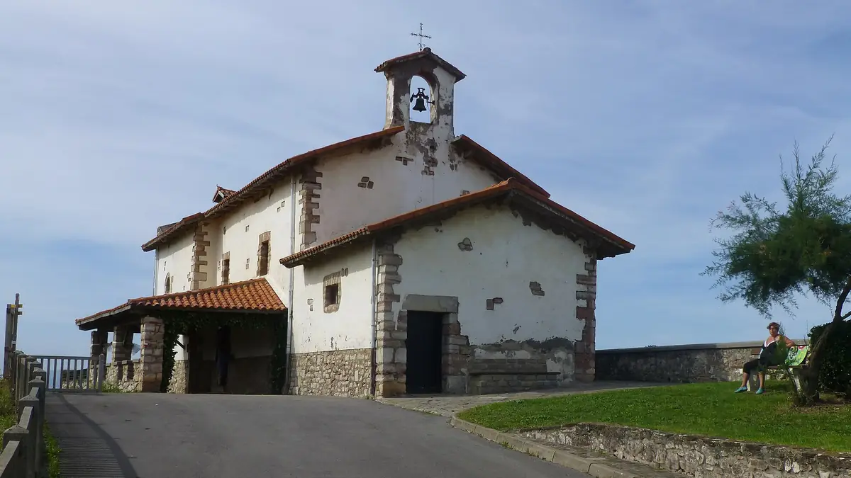 Costa de Zumaia. Ermita de San Telmo, flysch e iglesia de San Pedro.