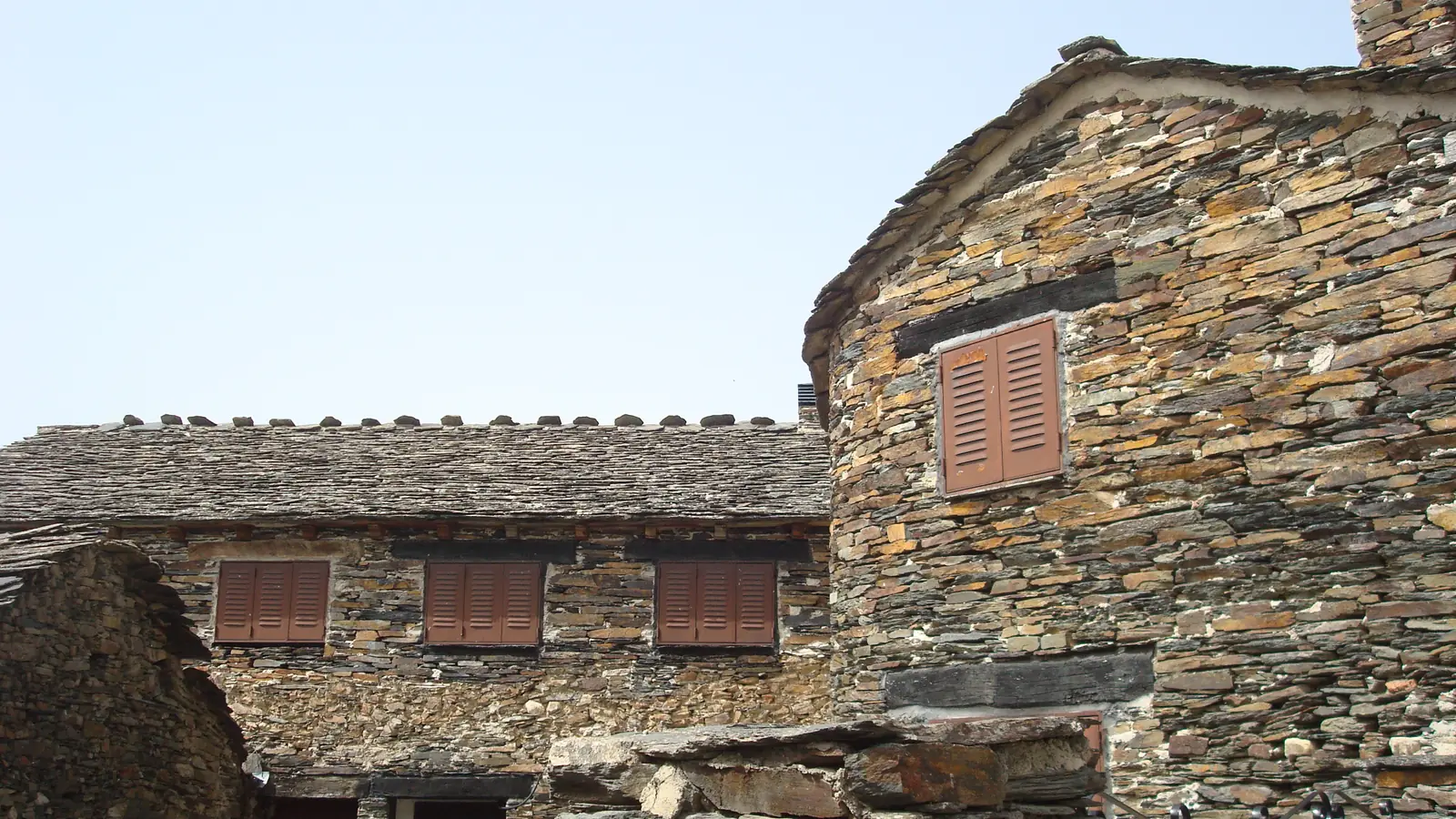 Sierra Norte de Guadalajara · Arquitectura negra